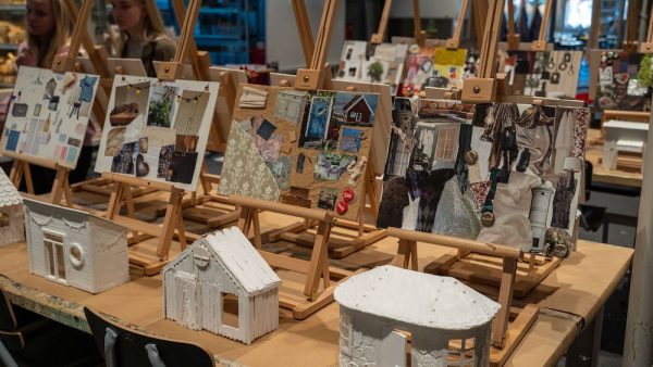 3D modeller av hus tillsammans med collage av textil och materialval.