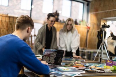 Elev arbetar med grafisk design på dator.