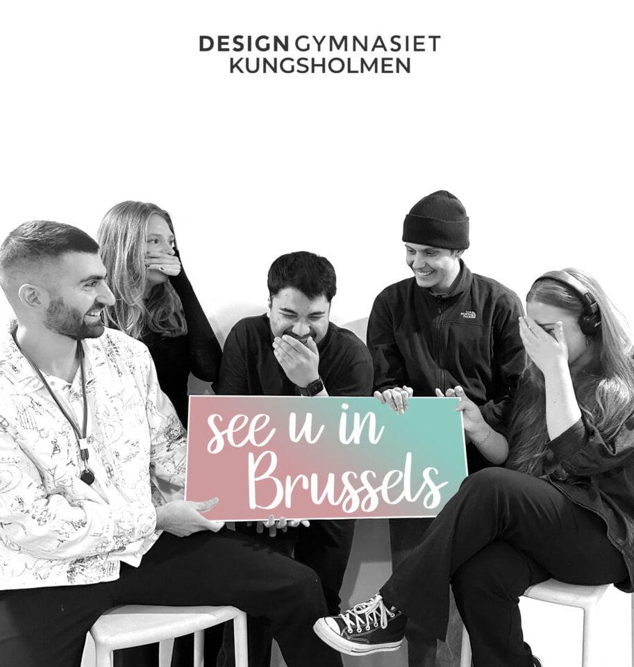 Elever med skylt "see you in brussels".