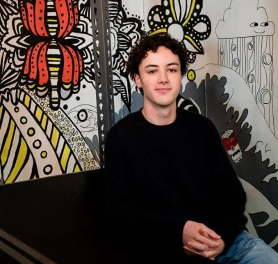 Personporträtt på eleven Adam.
