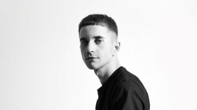Personporträtt på alumnen Linus, svartvitt.