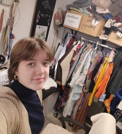 Josefine Broström på sin praktikplats på Selfmade.