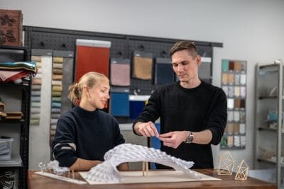 Elev och lärare diskuterar arbete i klassrummet