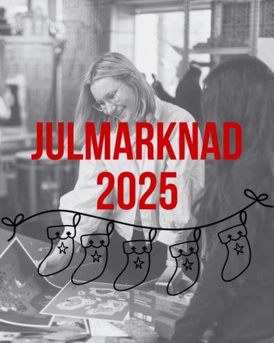 Text som lyder "Julmarknad 2025" över ett svartvitt foto av en elev.