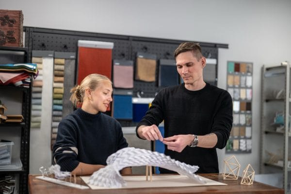 Elev och lärare diskuterar arbete i klassrummet