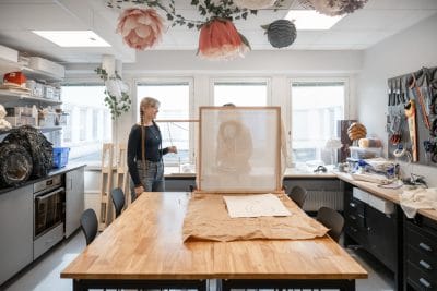 Två elever i verkstaden skapar en matta