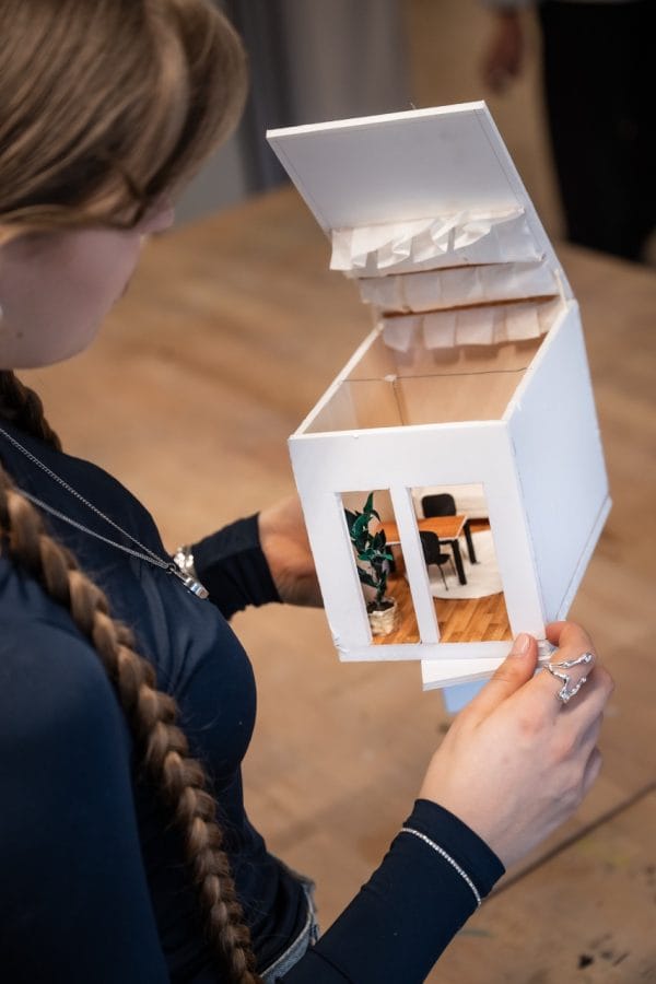 En elev håller i ett elevprojekt