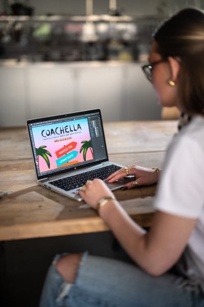 En elev sitter och designar en poster
