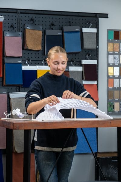 Elev som håller i sitt elevarbete